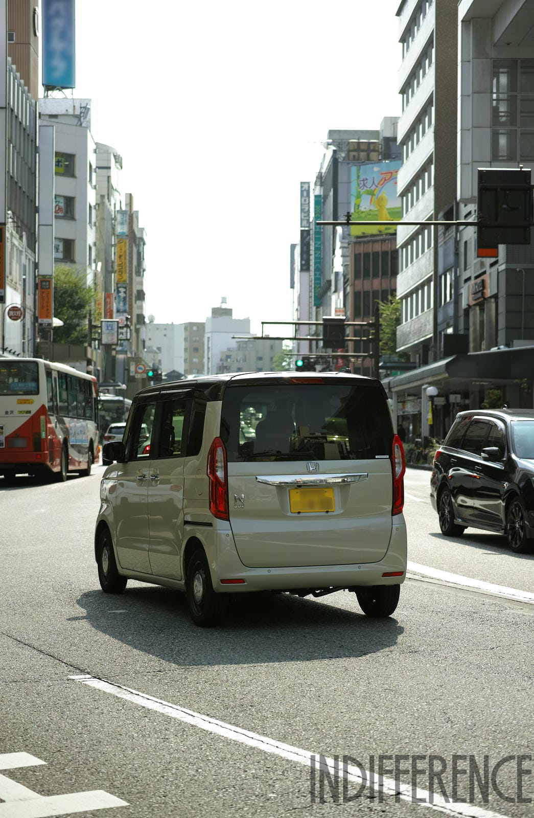 街中の自動車