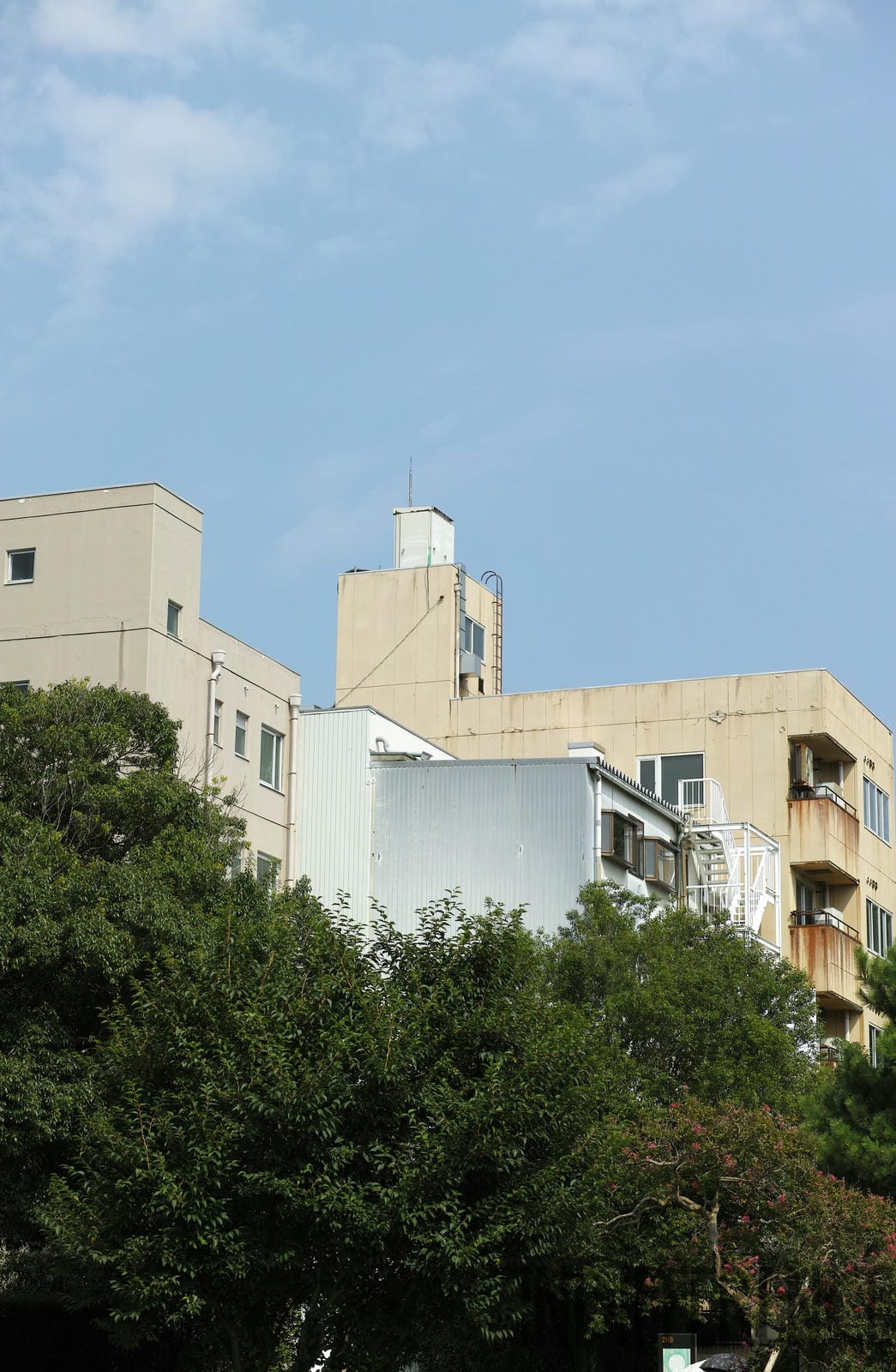 古びた建物と空